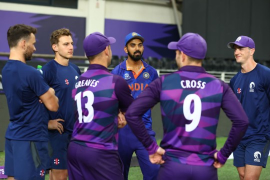 KL Rahul habla con la escuadra escocesa tras la victoria de India en Dubai