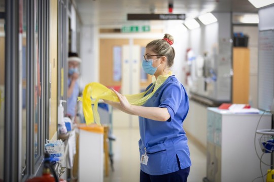 Las enfermeras cambian su PPE en la sala 5, una sala de Covid Red, en el Royal Alexandra Hospital en Paisley.  Fecha de la foto: miércoles 27 de enero de 2021. Foto PA.  Consulte la historia de PA HEALTH Coronavirus Hospital.  El crédito de la foto debe leer: Jane Barlow / PA Wire