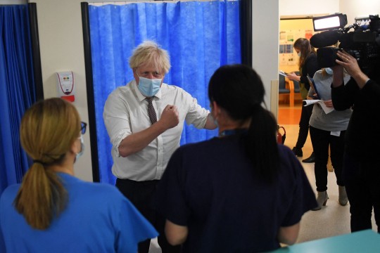 Boris Johnson se reúne con el personal durante una visita al Hospital General de Hexham el 8 de noviembre de 2021 (Getty)