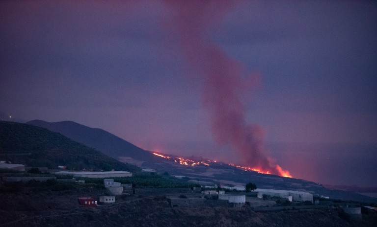 El volcán Cumbre Vieja distribuye lava y ceniza en Tazacorte, cerca de La Palma, Islas Canarias