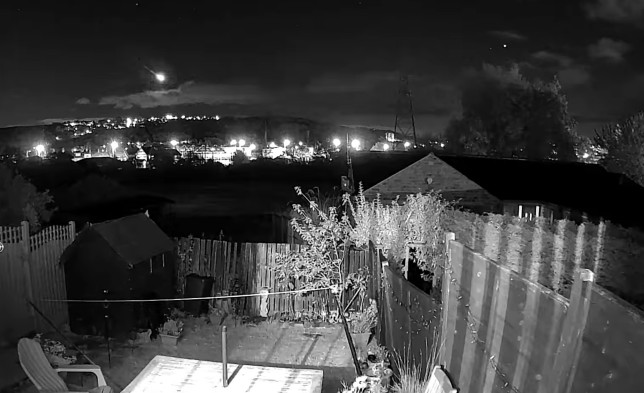 La bola de fuego que iluminó los cielos del Reino Unido el miércoles por la noche atravesó Riddlesden, West Yorkshire.  (Créditos: PA)
