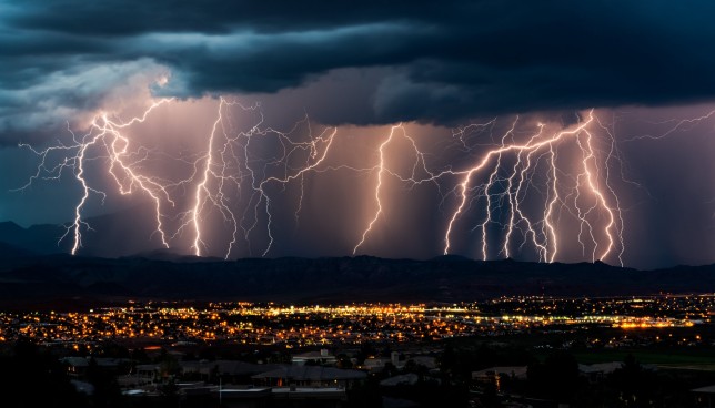 Varios rayos caen en una tarde tormentosa cerca de una ciudad en el sur de Utah.  St. George, UT.
