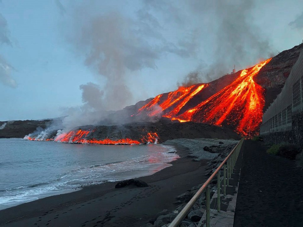 La lava del volcán en erupción Cumbre Vieja llega al mar en la playa de Los Guirres en La Palma, Islas Canarias