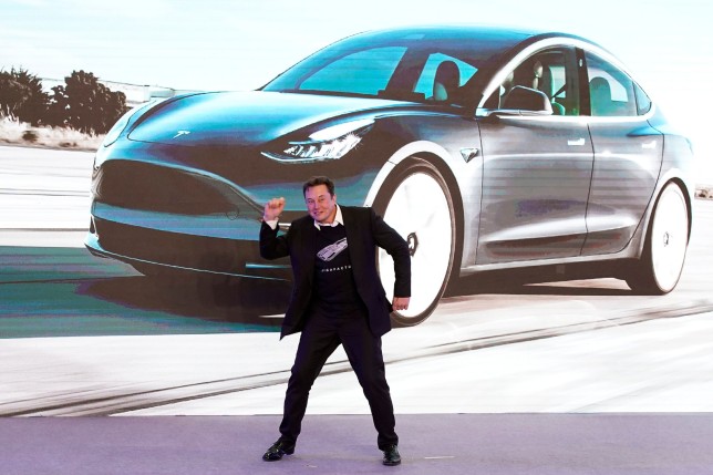 Elon Musk, CEO de Tesla Inc, baila en el escenario durante un evento de entrega de autos Tesla Model 3 fabricados en China en Shanghai, China, el 7 de enero de 2020. REUTERS / Aly Song