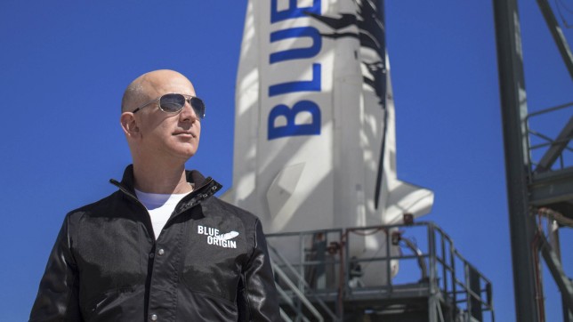 El fundador de Amazon, Jeff Bezos, anuncia que estará en el primer vuelo humano de Blue Origin al espacio e invita a su hermano Mark a unirse a él.  El multimillonario tiene la intención de vencer a sus rivales en el sector espacial Elon Musk y Richard Branson a bordo del primer vuelo humano lanzado por su compañía espacial Blue Origin el 20 de julio.  Sorprendió a su hermano menor y mejor amigo Mark al invitarlo a ese vuelo, y se les une el ganador de la subasta multimillonaria.  Bezos, quien tiene una fortuna personal estimada en más de $ 180 mil millones, explicó cómo siempre soñó con ir al espacio y anunció: Haré este viaje con mi hermano.  La mayor aventura con mi mejor amigo.  Los hermanos y otros cuatro pasajeros despegarán al espacio en el primer vuelo tripulado del cohete New Shepard de Blue Origin y flotarán en la cápsula en ingravidez durante al menos 10 minutos.  El vuelo podría ser un gran paso adelante para enviar a los viajeros que pagan al límite del espacio.  * BYLINE OBLIGATORIO DEBE CUPÓN: ORIGEN AZUL / MEGA.  9 de junio de 2021 En la foto: Jeff Bezos y el nuevo cohete Shepard de Blue Origins.  Crédito de la foto: Blue Origin / MEGA TheMegaAgency.com +1888505 6342