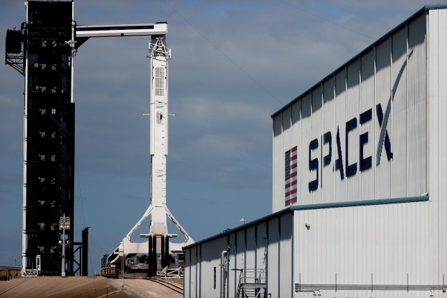 SpaceX ganó un contrato de $ 2.9 mil millones en abril para construir el programa Human Landing System de la NASA mediante el desarrollo de una variación de su cohete Starship para llevar a los astronautas a la luna. 