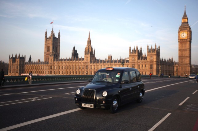 Un taxi negro pasa por el puente de Westminster (Getty)