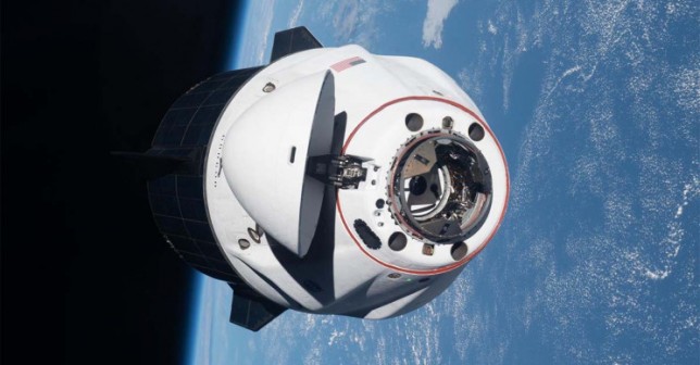 Cápsula SpaceX en el espacio